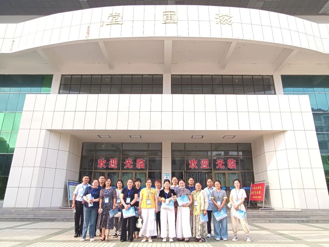 文通中学召开2025—2026学年度家长膳食委员会会议
