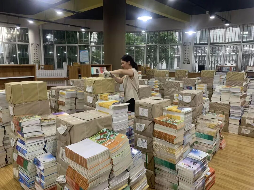 文通中学顺利完成2025秋新学期教材分发工作