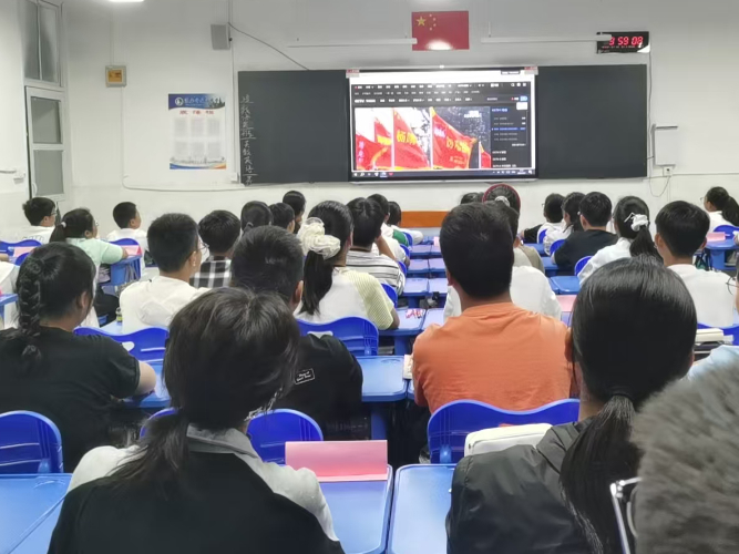 我校组织全体师生观看“九三阅兵”直播活动